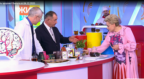 Президент Ассоциации производителей Краснодарского чая Константин Туршу научил Елену Малышеву заваривать чай
